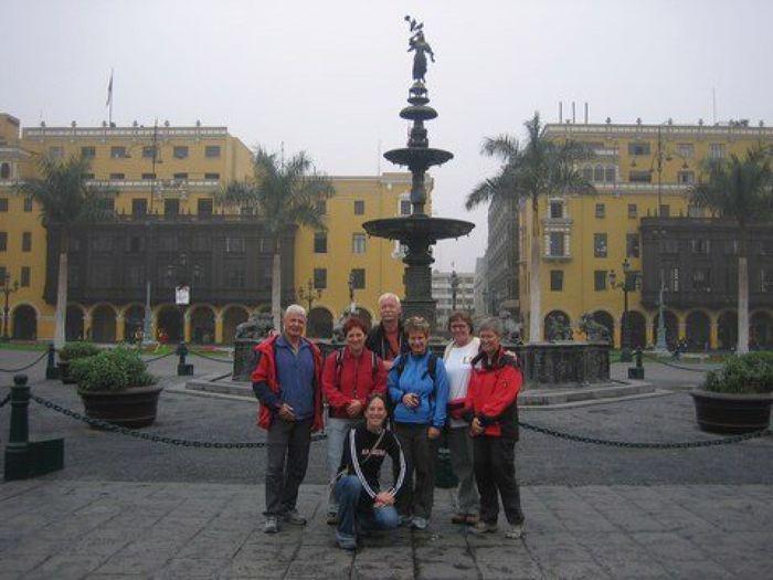 Die Gruppe auf dem Plaza de Armas in Lima