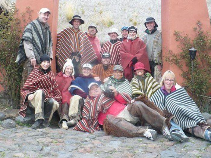 Gruppenfoto in Chagra-Kleidung