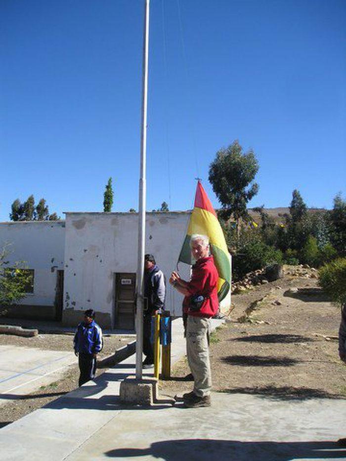 Anhebung der bolivianische Flage hissen von Gino