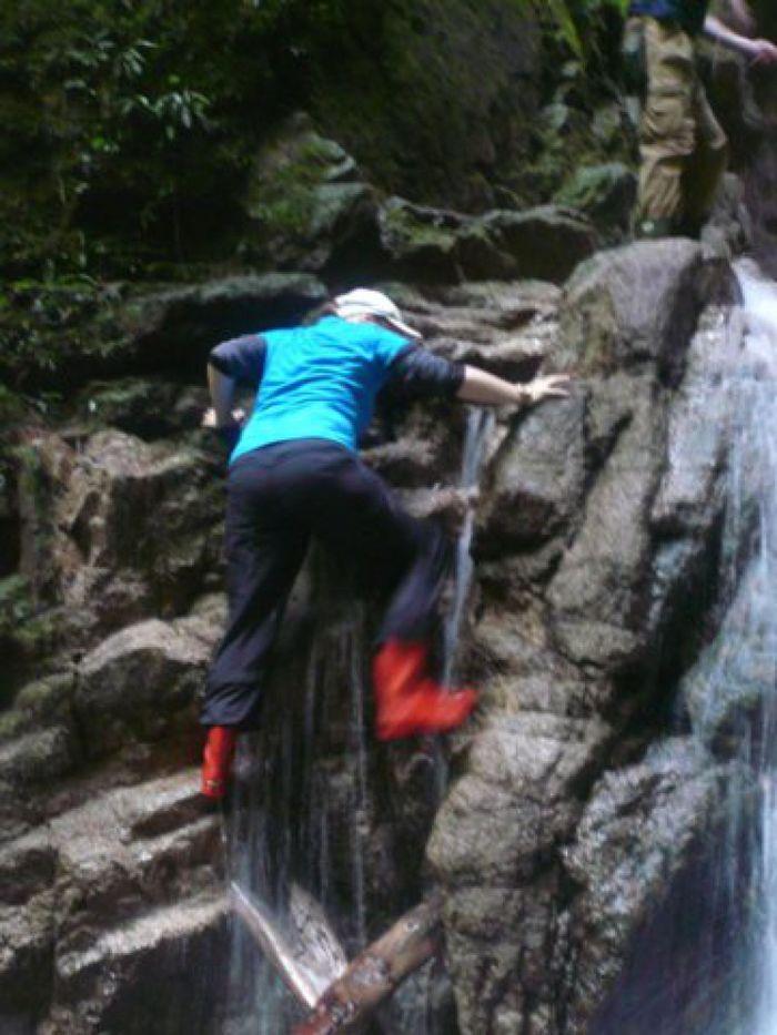 Jenny erklimmert einen Wasserfall