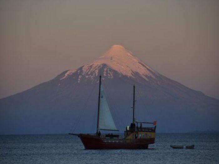 Abendstimmung über dem See Llanquihue mit Osorno i
